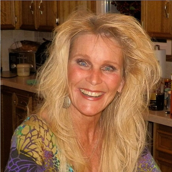 Meet your Posher, Julie 🥰🇨🇦 - Picture 2 of 6